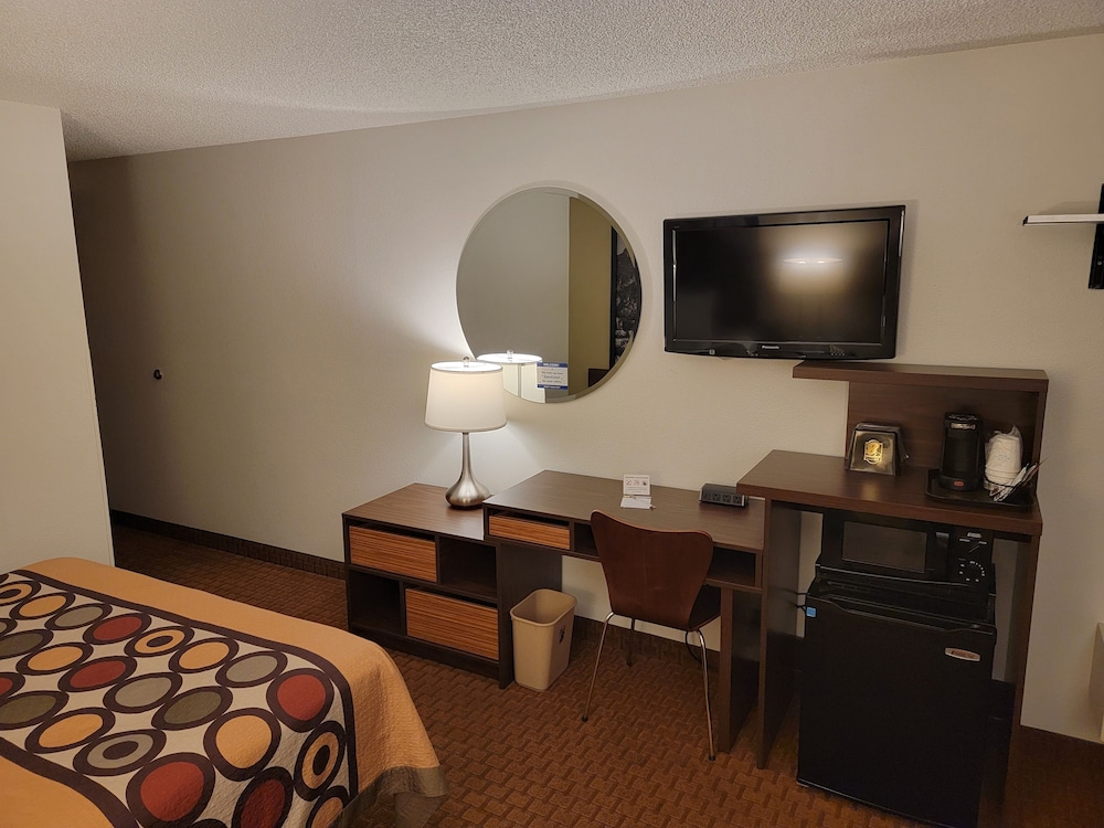 Super 8 By Wyndham Cody 27/35