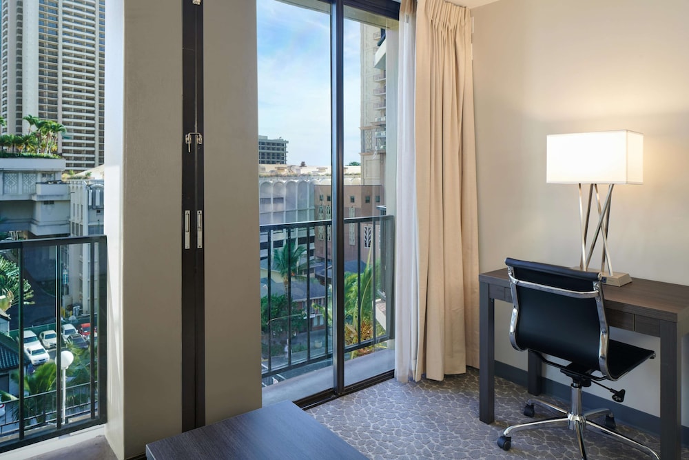 AQUA PALMS WAIKIKI 40/41