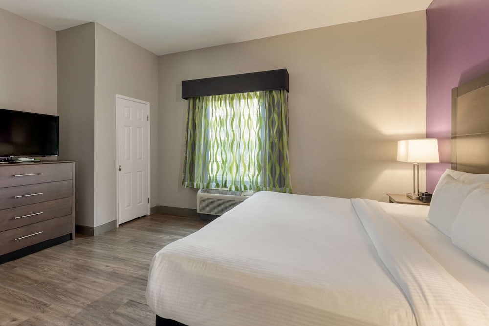 La Quinta Inn & Suites by Wyndham Visalia/Sequoia Gateway 7/60