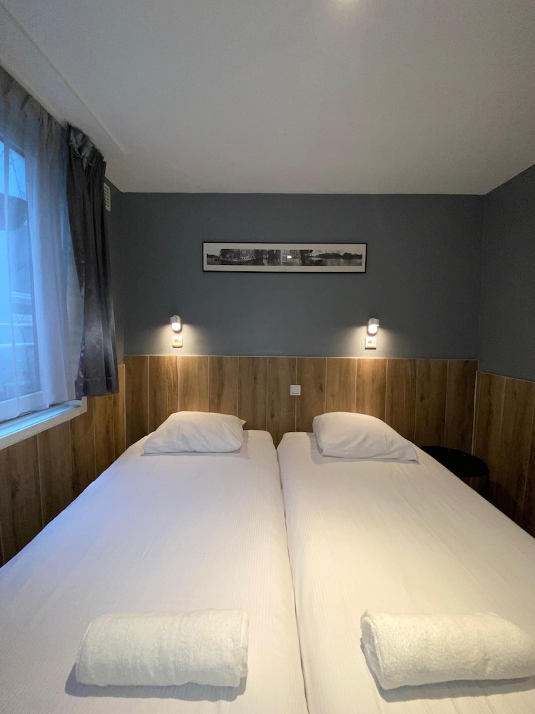 ROOM, DOUBLE OR TWIN BED, PRIVATE BATHROOM
