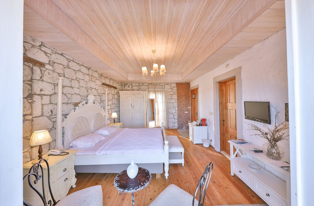 DELUXE, DOUBLE BED, POOL VIEW