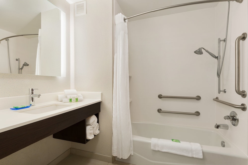 Holiday Inn Express Hotel & Suites Shawnee I-40 15/59