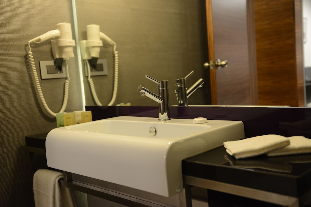 Warwick Stone 55 Hotel Beirut 39/41