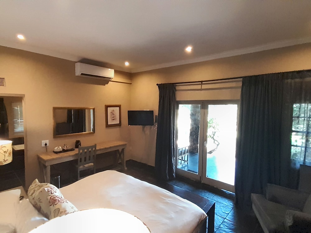 Shangri-La Country Hotel 16/50