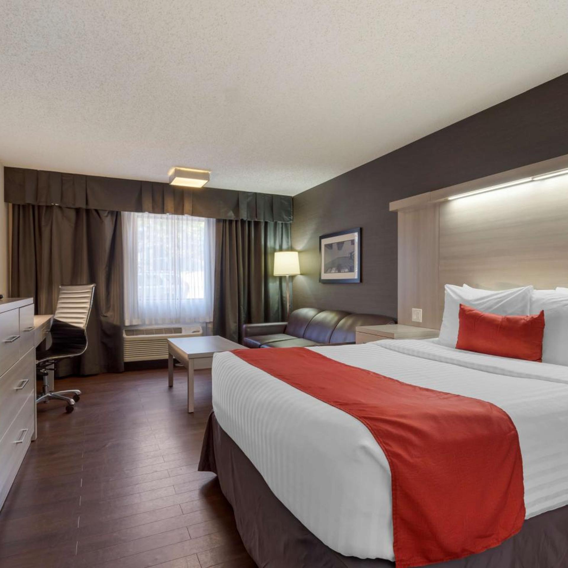 غرفة بسرير كوين يُسمح فيها بالحيوانات الأليفة، Village Park Inn Calgary 2/7
