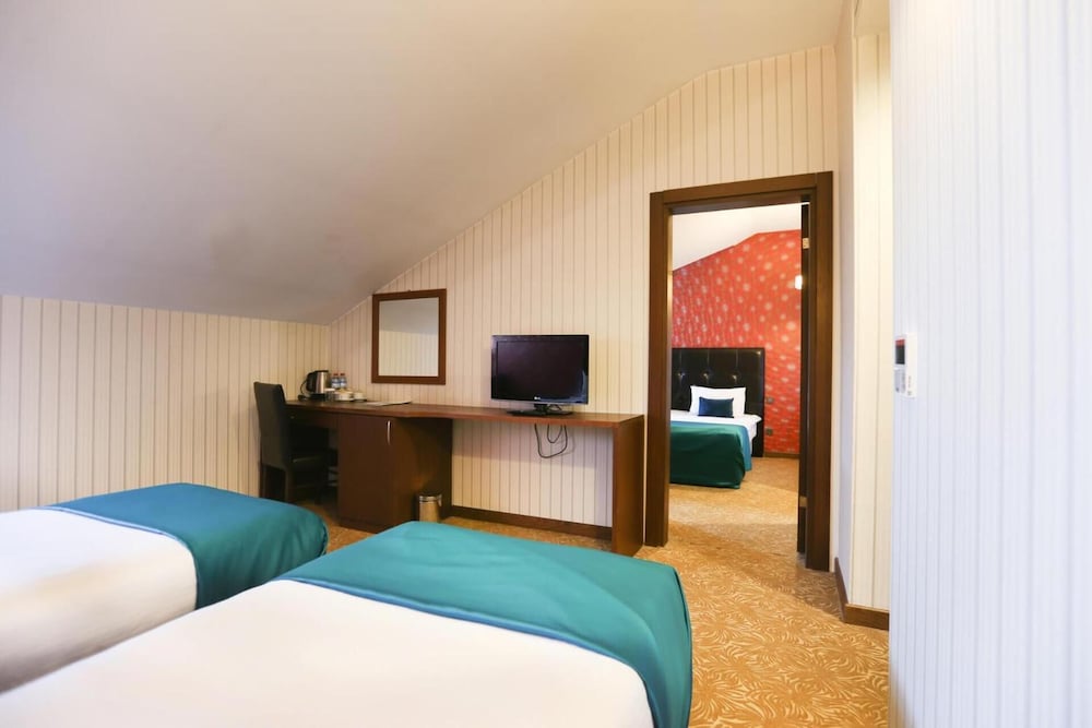 HIGHWAY HOTEL 9/25