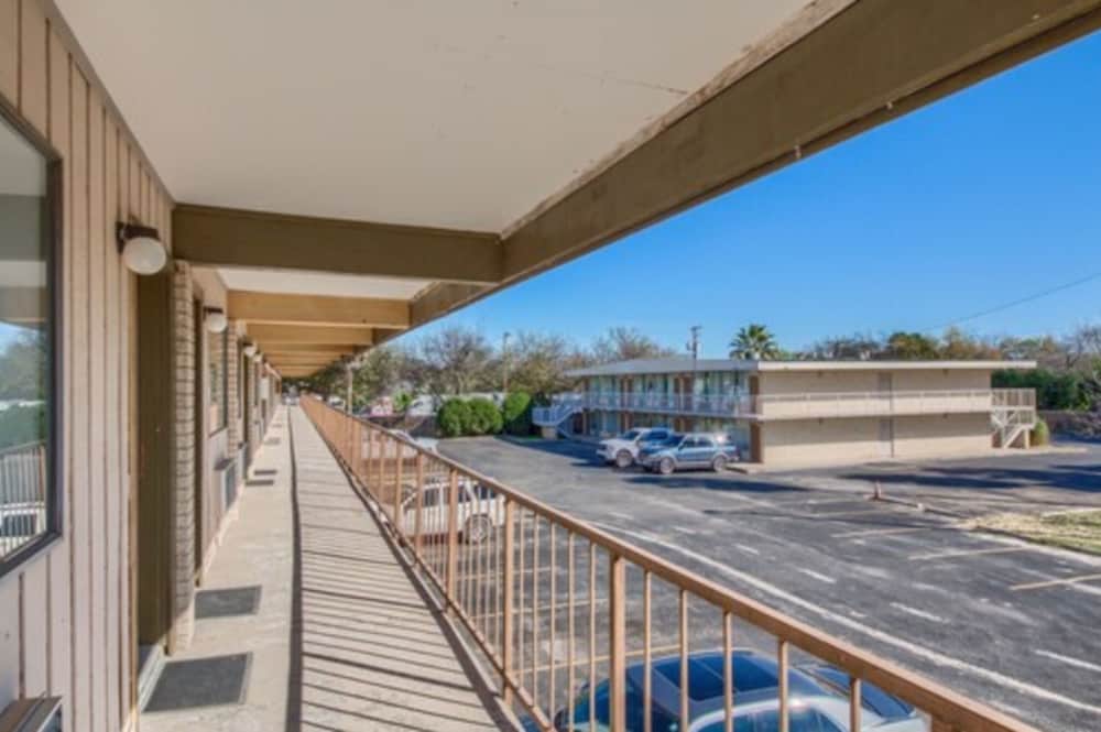 Americas Best Value Inn Uvalde 7/31