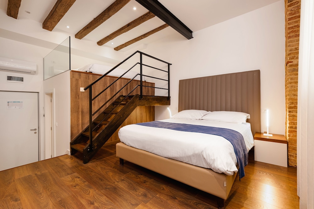 ROOM, QUADRUPLE