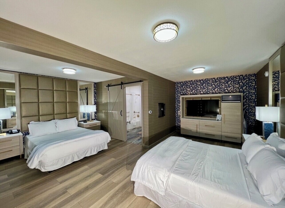 DELUXE, SUITE, 2 QUEEN BEDS, ACCESSIBLE