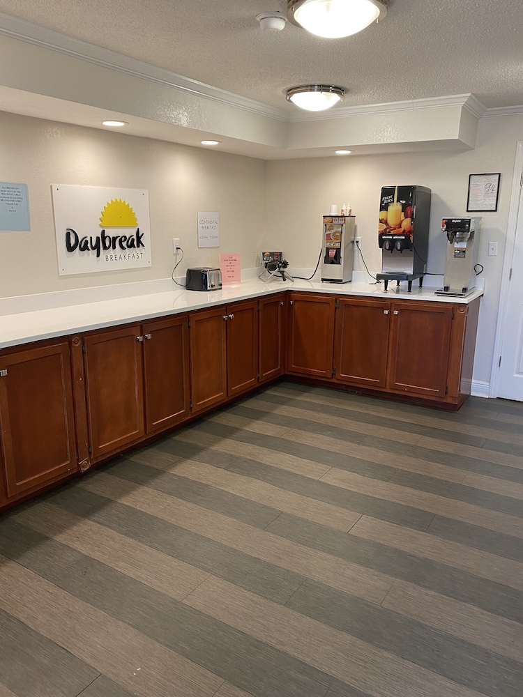 Days Inn & Suites by Wyndham Mobile 5/38