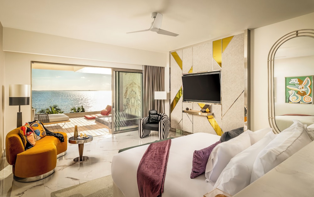 SUITE, KING BED, OCEAN FRONT