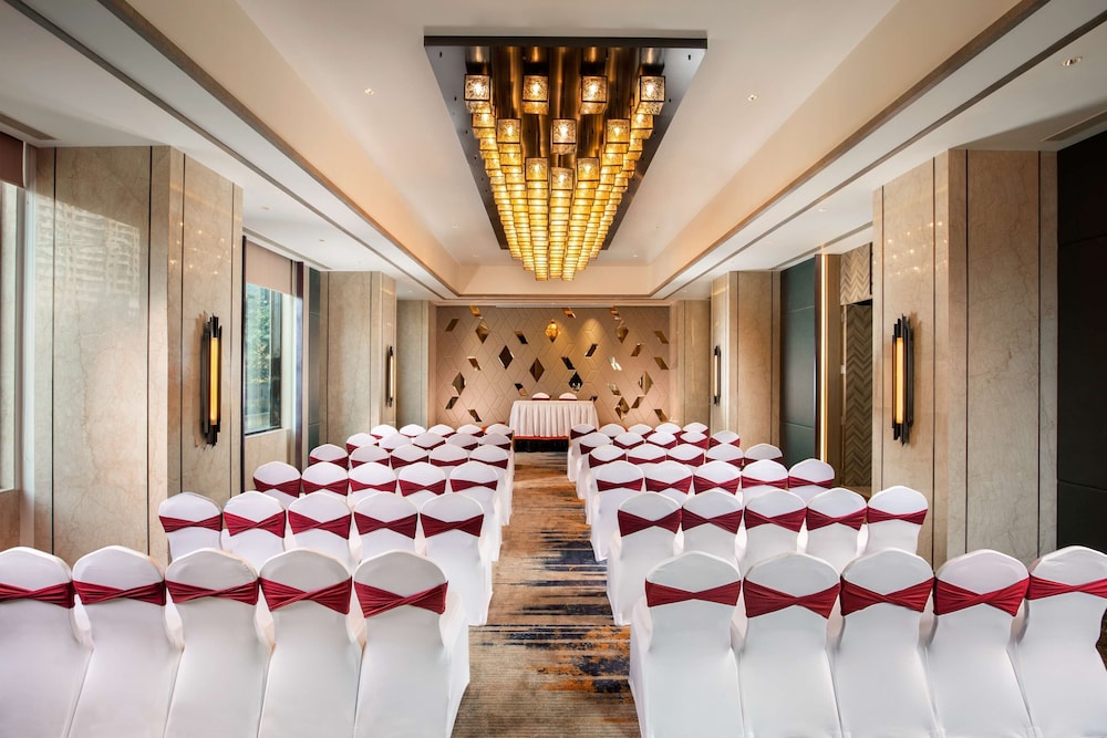 Royal Hometel Suites Dahisar Mumbai 28/43