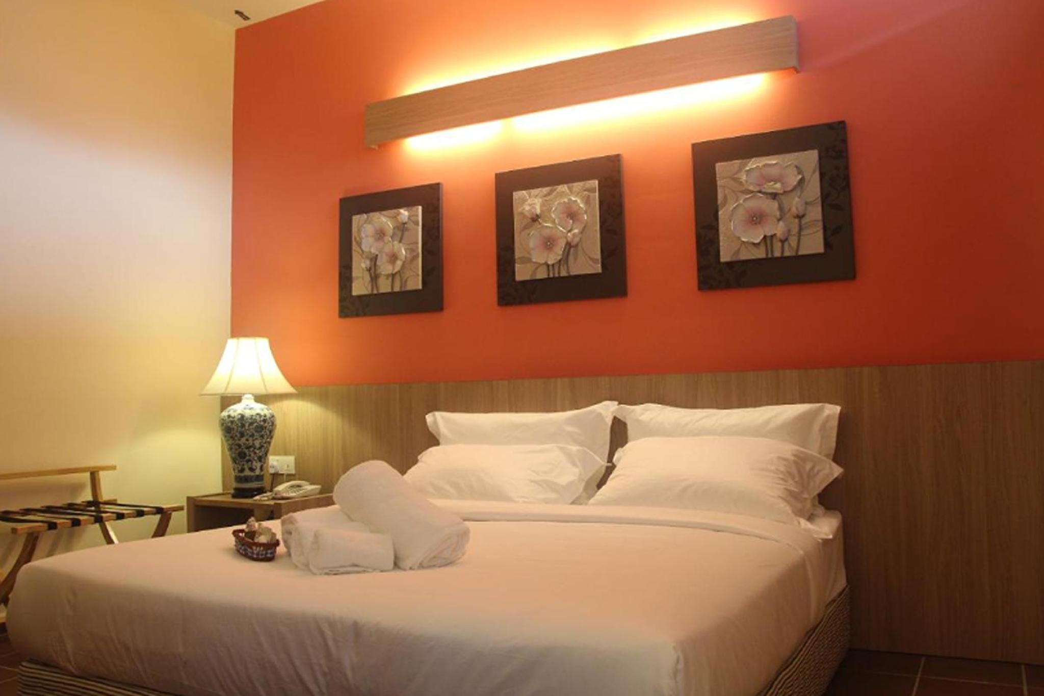 DELUXE, TRIPLE, 1 QUEEN AND 1 SINGLE BED