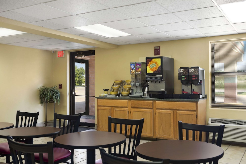 Days Inn by Wyndham Park City Kansas 21/28
