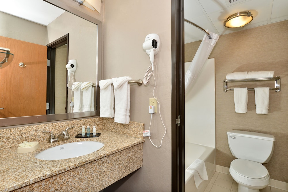 Baymont by Wyndham Brooklyn Center 12/40