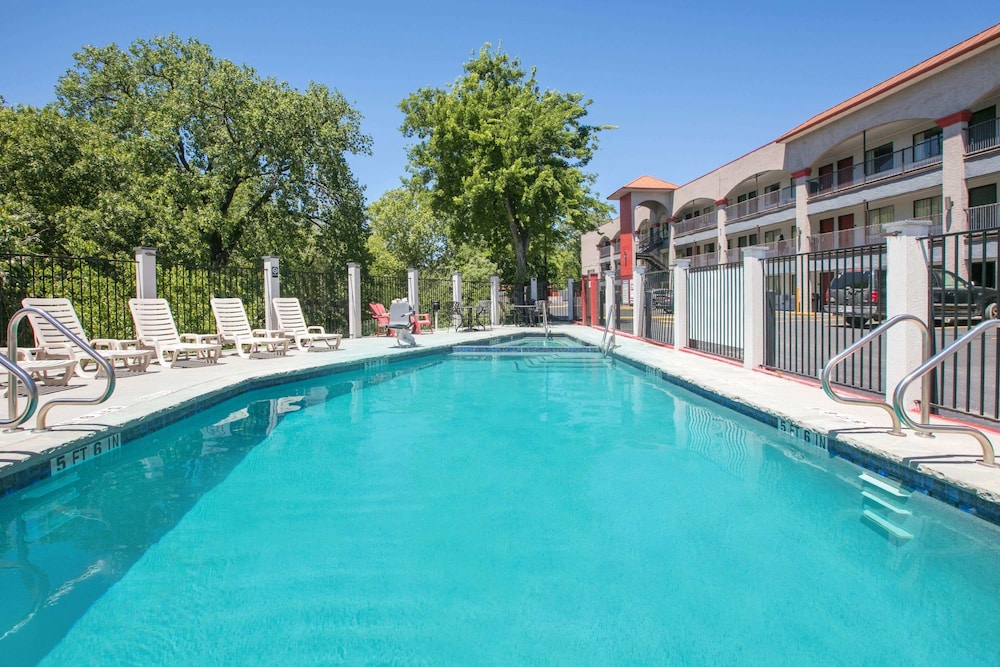 Super 8 By Wyndham Austin University/Downtown Area in AUSTIN - TX