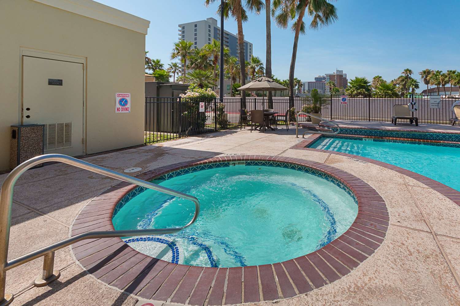 Comfort Suites Beachside 28/44