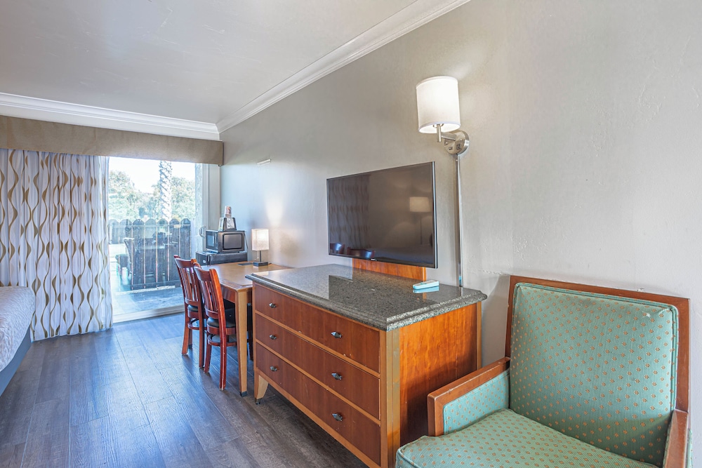 Aloha Inn 9/53