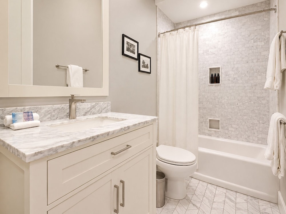 2 Bedrooms, 2 Queen Beds, 2 Bathrooms, Sofa، Factors Row by Sextant 8/10