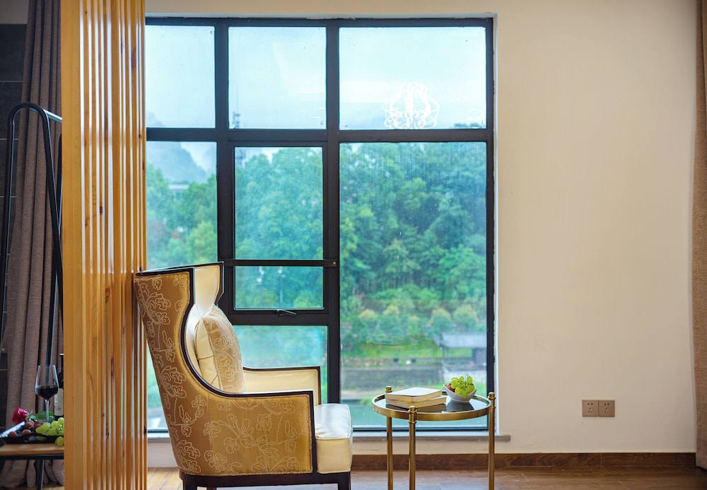 Z-Up Boutique Hotel 25/50