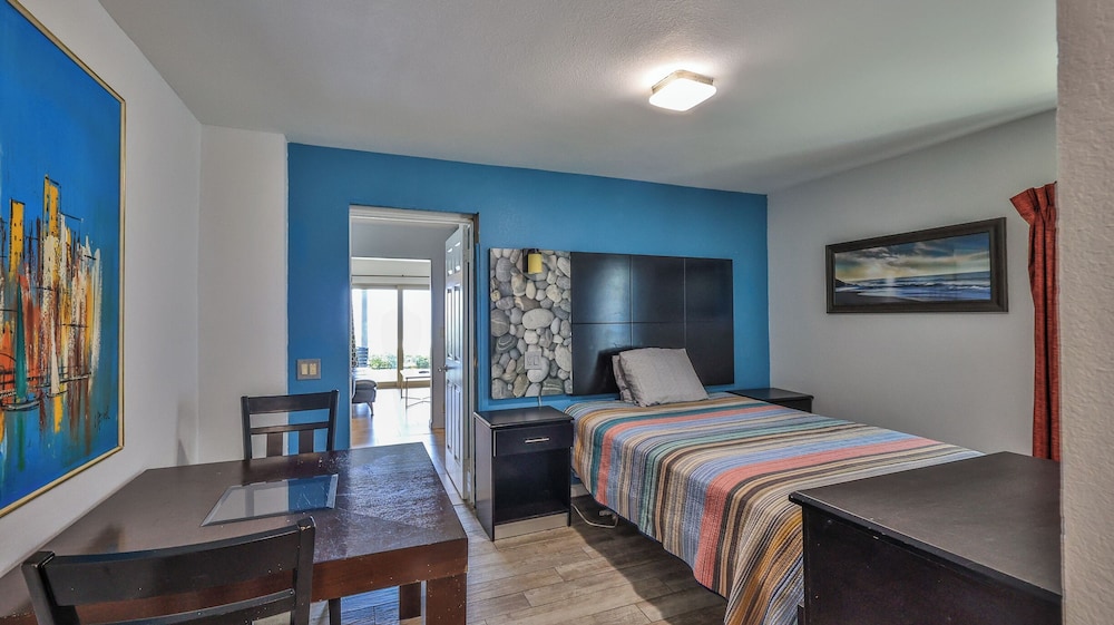 Driftwood Resort 14/70