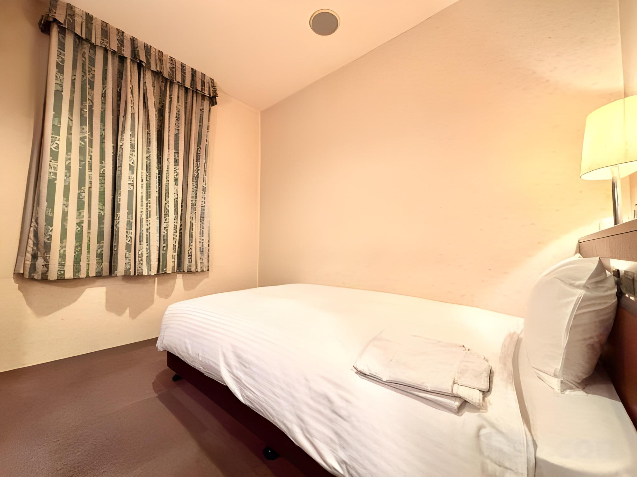 Semi Room, Deluxe, Semi Double Bed, Smoking