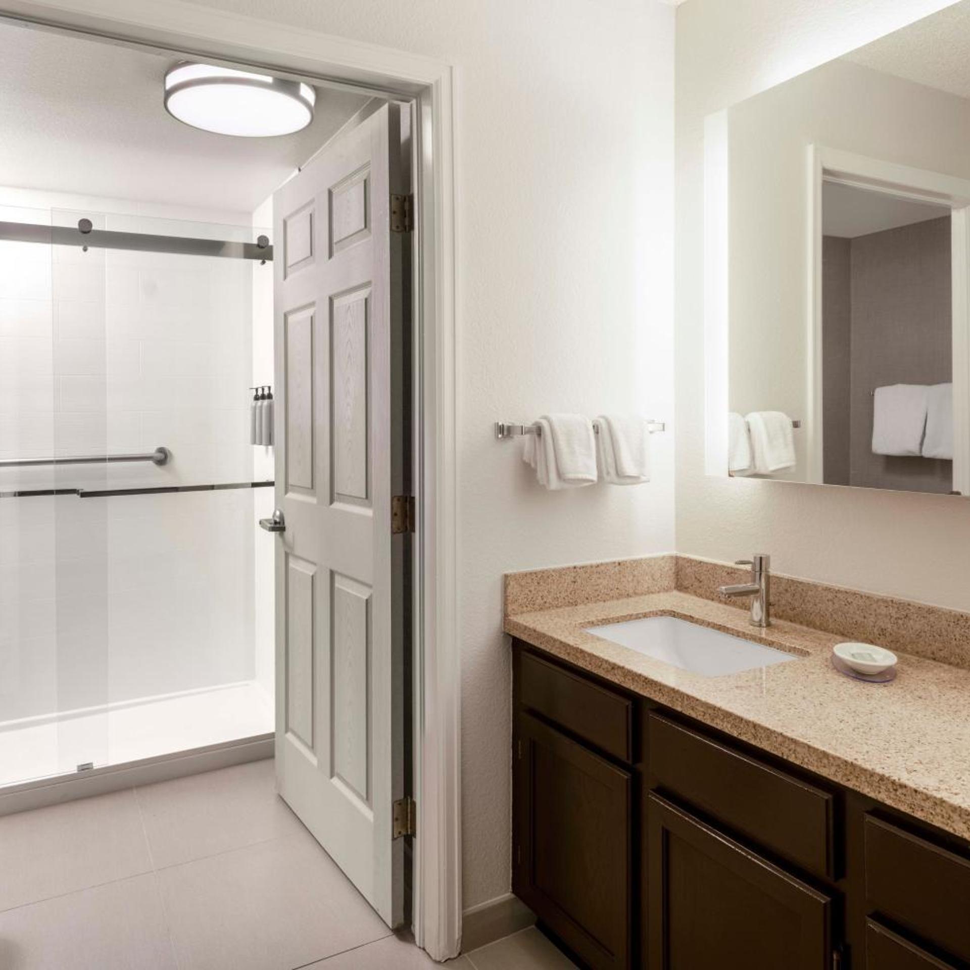 استوديو بسرير كينج مع أريكة بحوض استحمام لذوي الإعاقة، Residence Inn Denver Southwest Lakewood 4/4