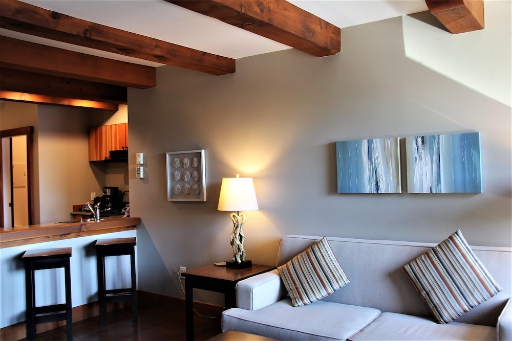 Seaside Ucluelet Hotel 10/34