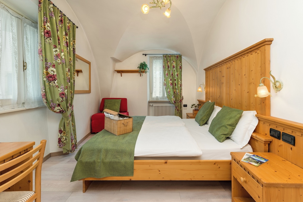 ROOM, DOUBLE OR TWIN BED
