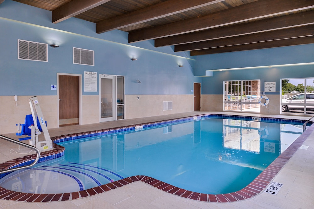 Holiday Inn Express Suites Siloam Springs 4/57