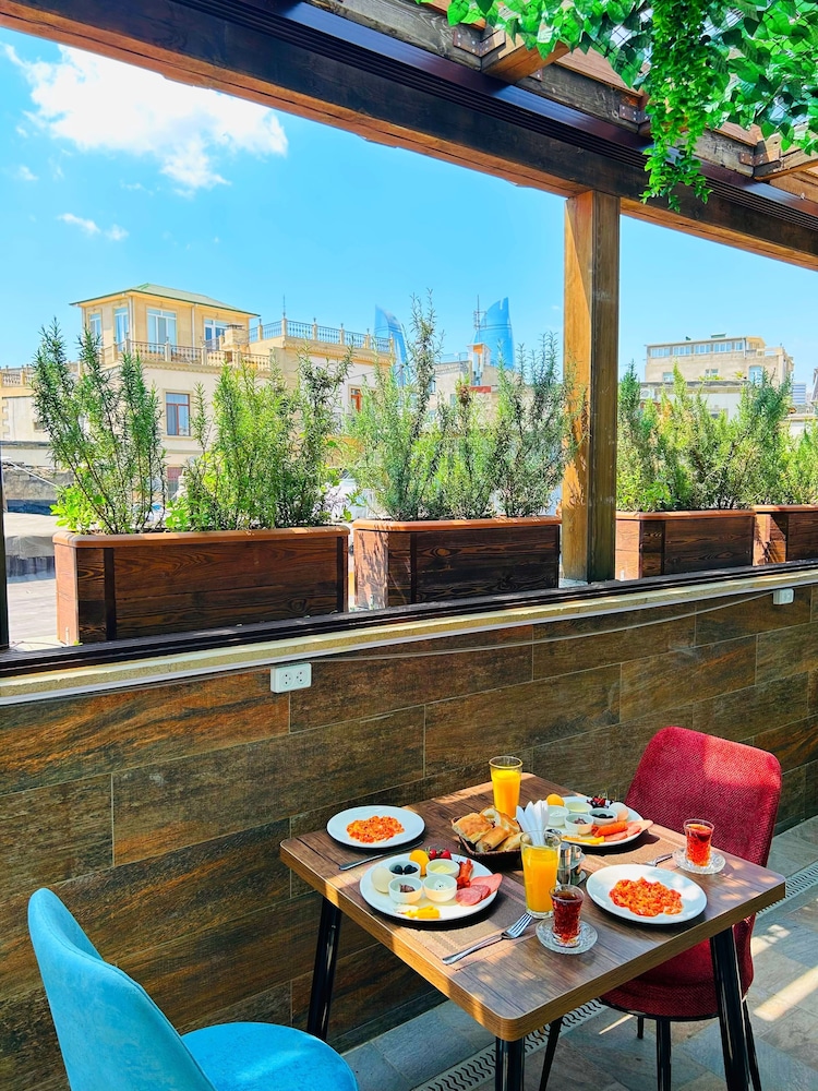 Parliament Hotel & Restaurant 44/56