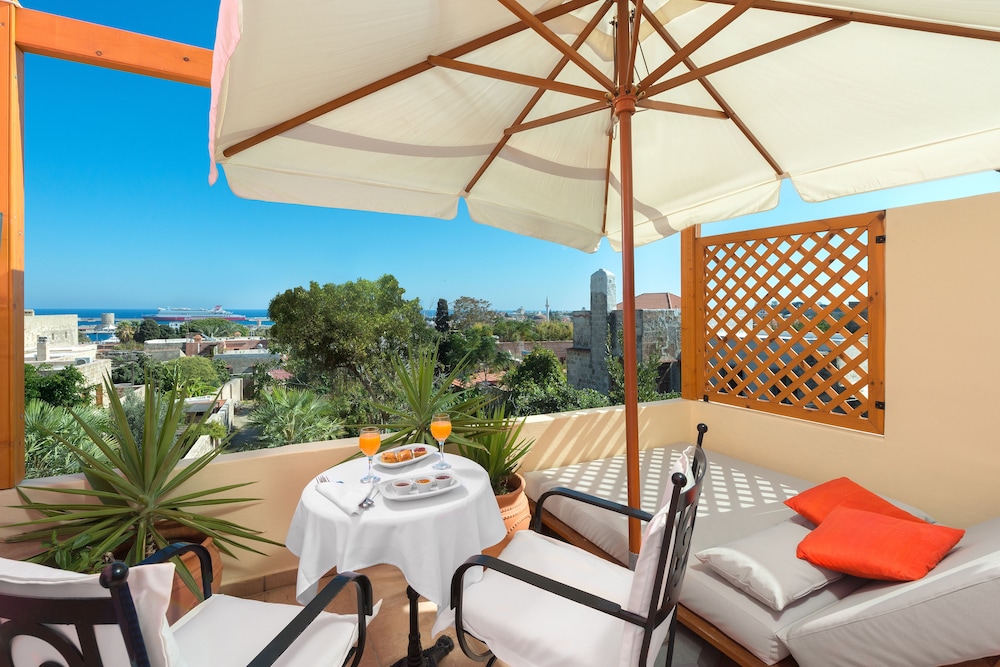 Nikos Takis Fashion Hotel 50/75