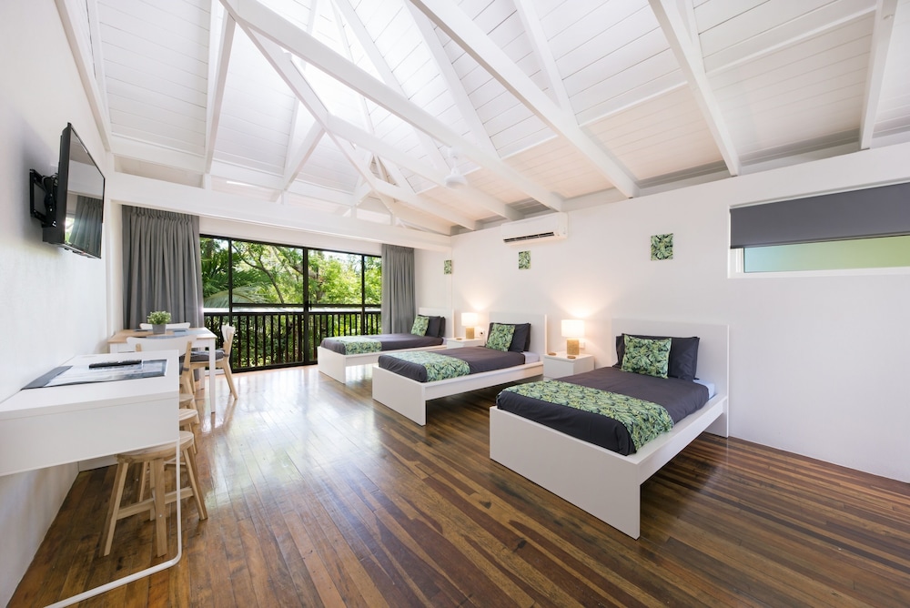 Airlie Beach Magnums 38/76