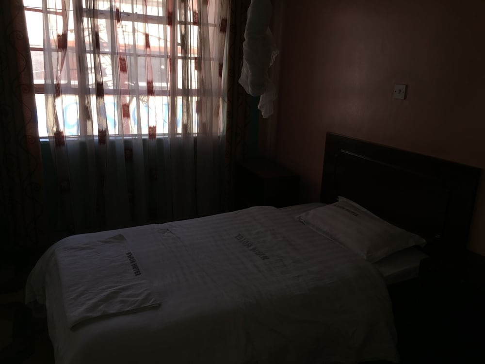 Nyam Hotel 9/26