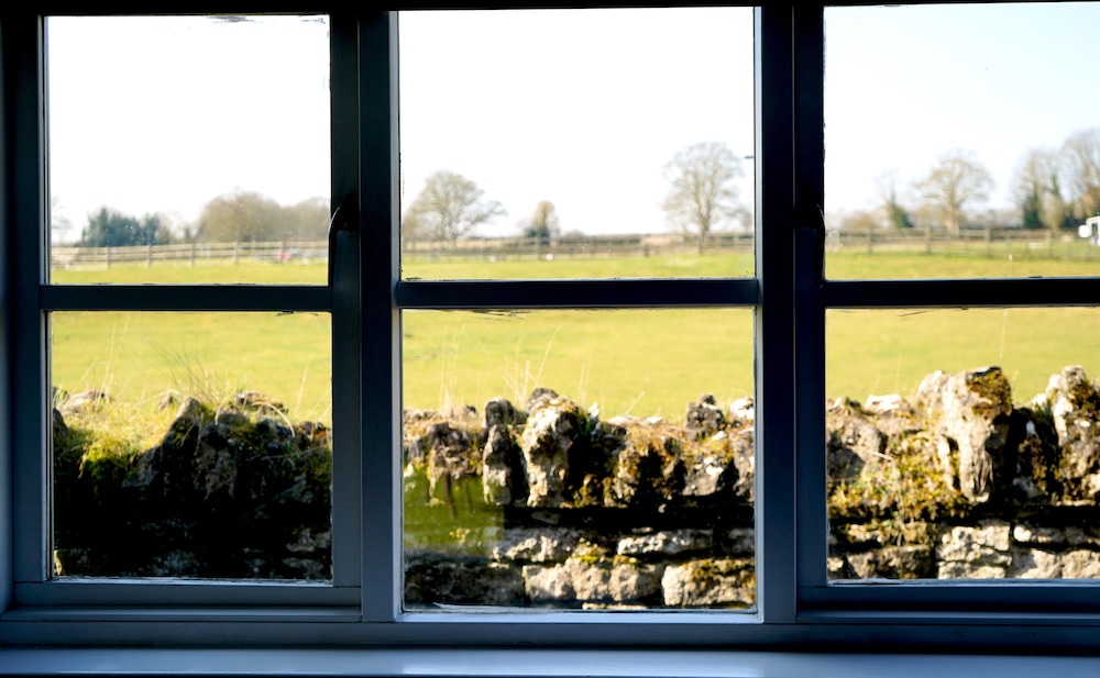 The Woolpack Inn 33/34
