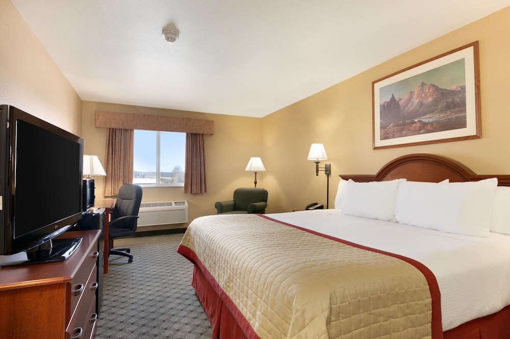 Pinedale Hotel & Suites 11/50