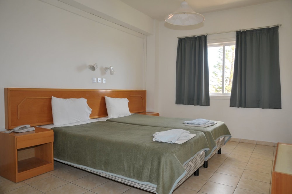 DebbieXenia Hotel Apartments 12/45