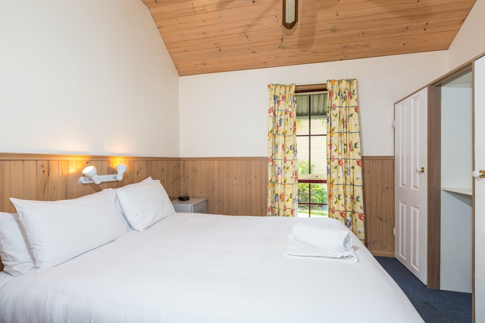 Coachhouse Marina Resort 10/50