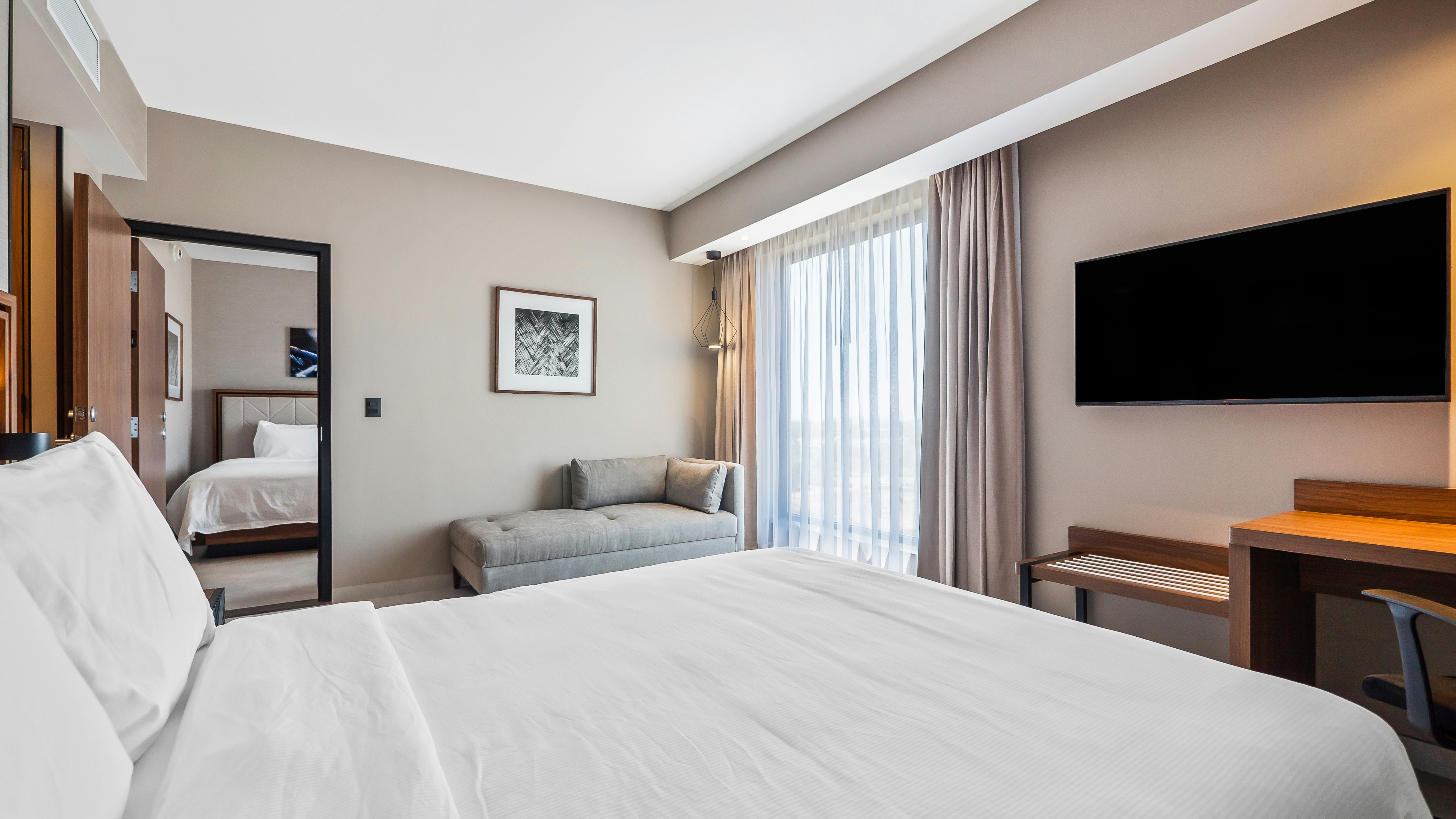 SUITE, QUEEN BED