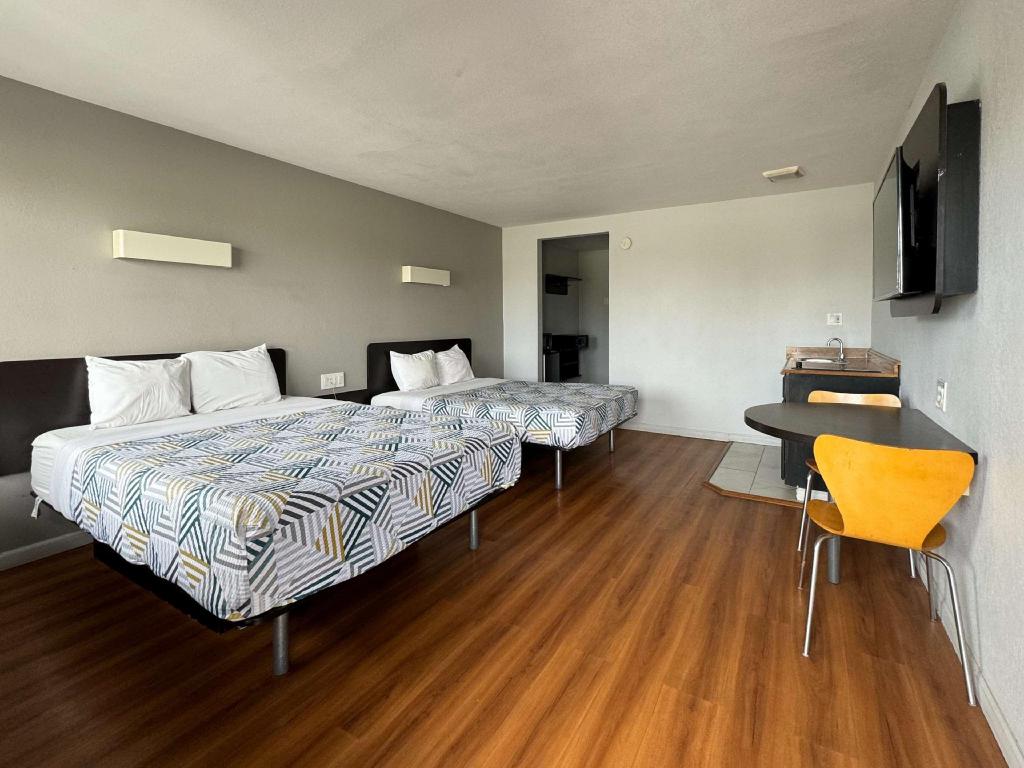 Room at Motel6 Delano, CA, DELANO - CA