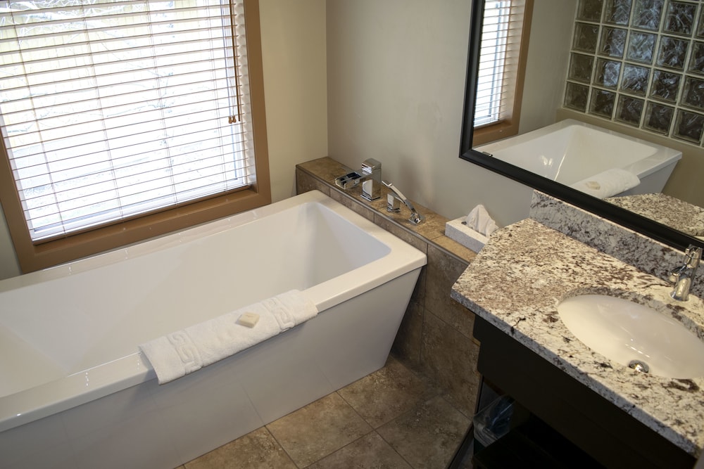 Waterton Lakes Lodge Resort 50/50