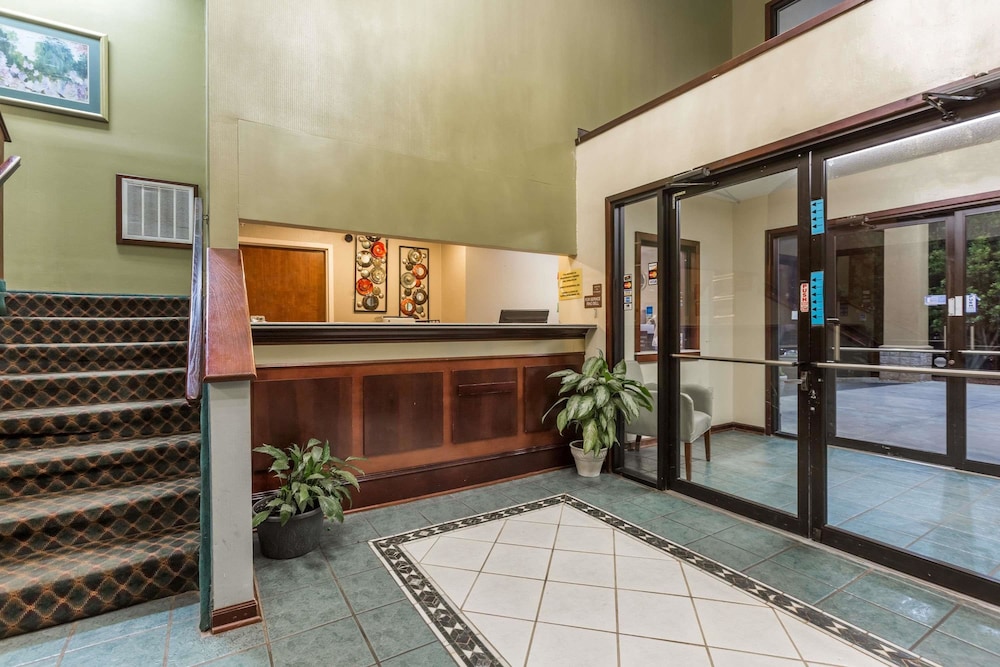 Super 8 by Wyndham Piedmont Greenville Area 4/10