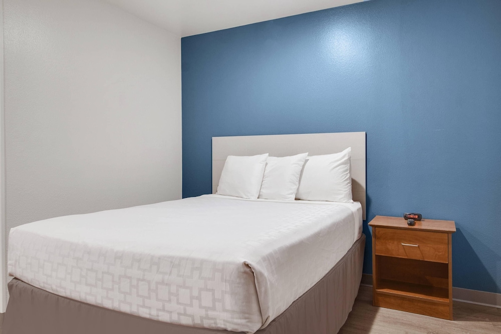 WoodSpring Suites Conroe 13/32