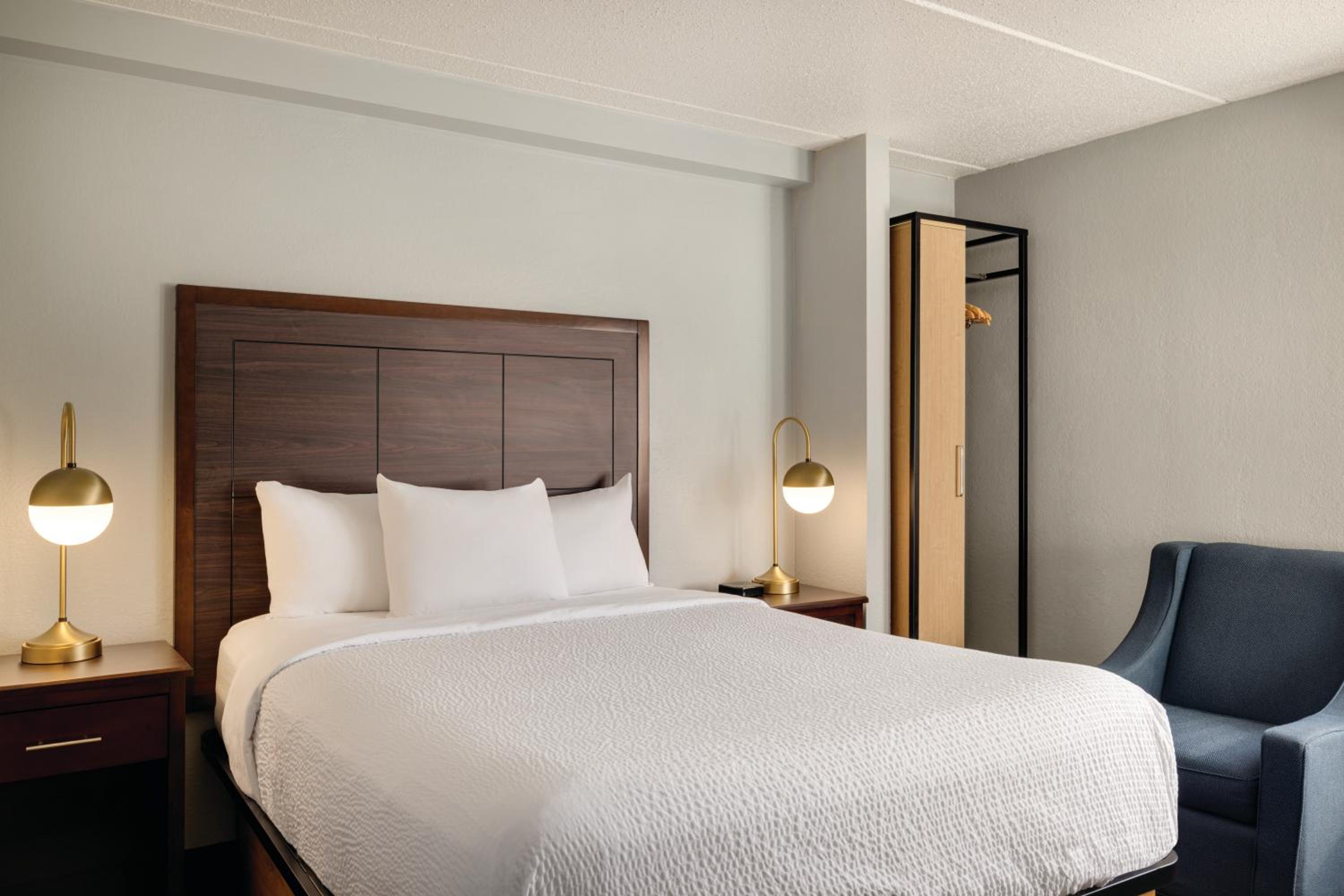 ROOM, QUEEN BED