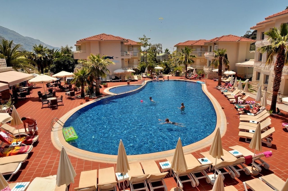 The Blue Lagoon Deluxe Hotel 25/28