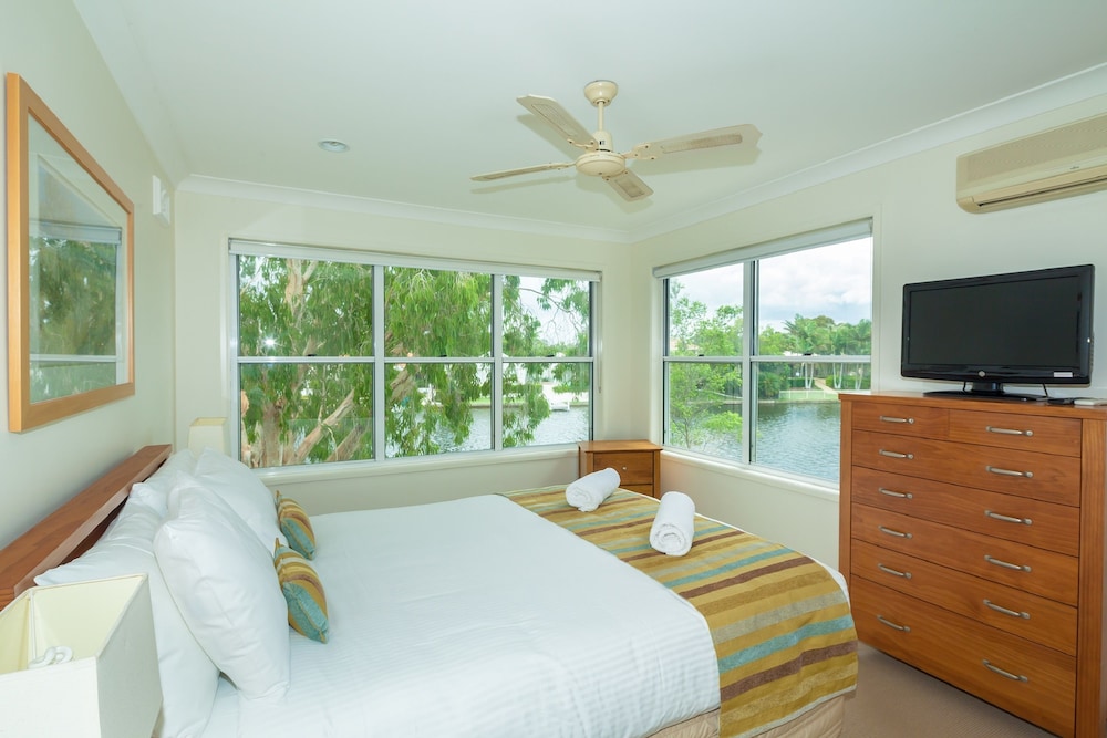 NOOSA ENTRANCE WATERFRONT RESORT 55/80