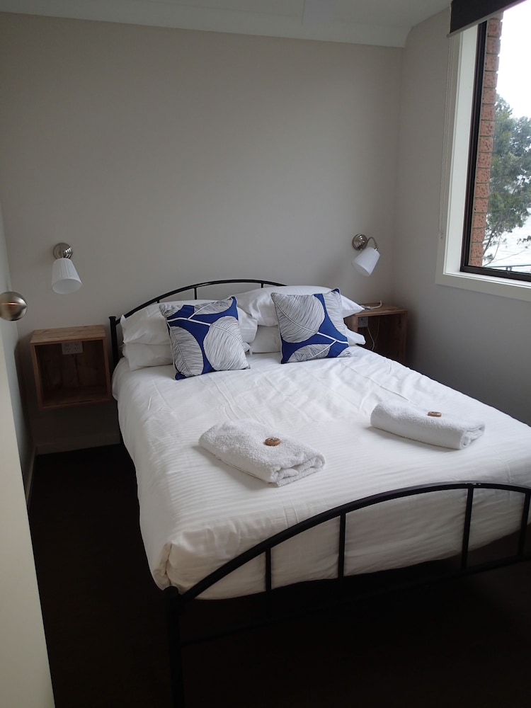 DUNGOWAN HOLIDAY ACCOMODATION 14/75