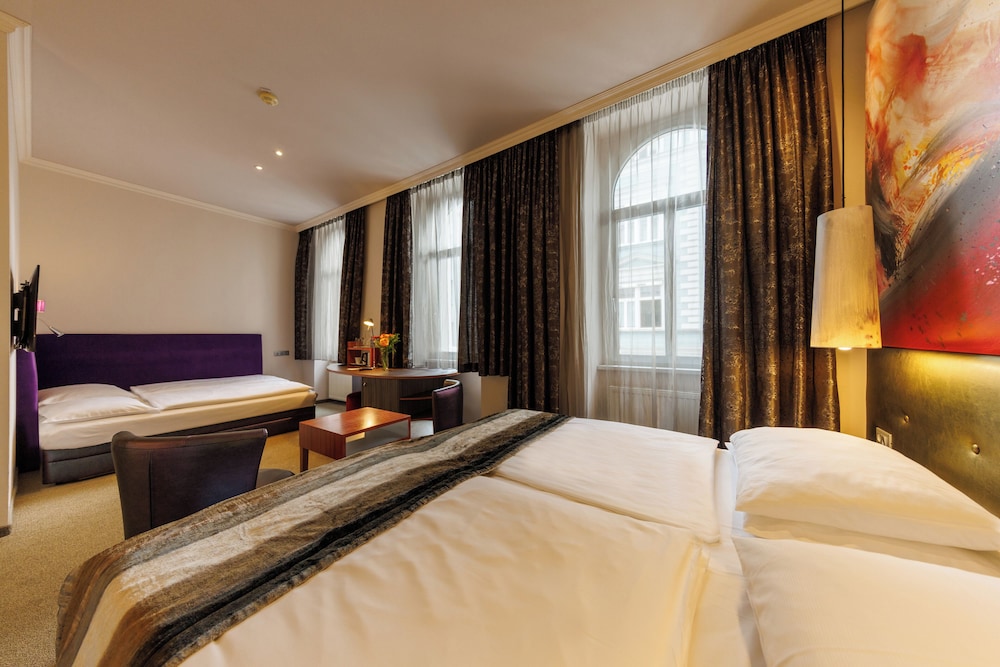 Deluxe, Quadruple, Double Bed, Street View, Sofa