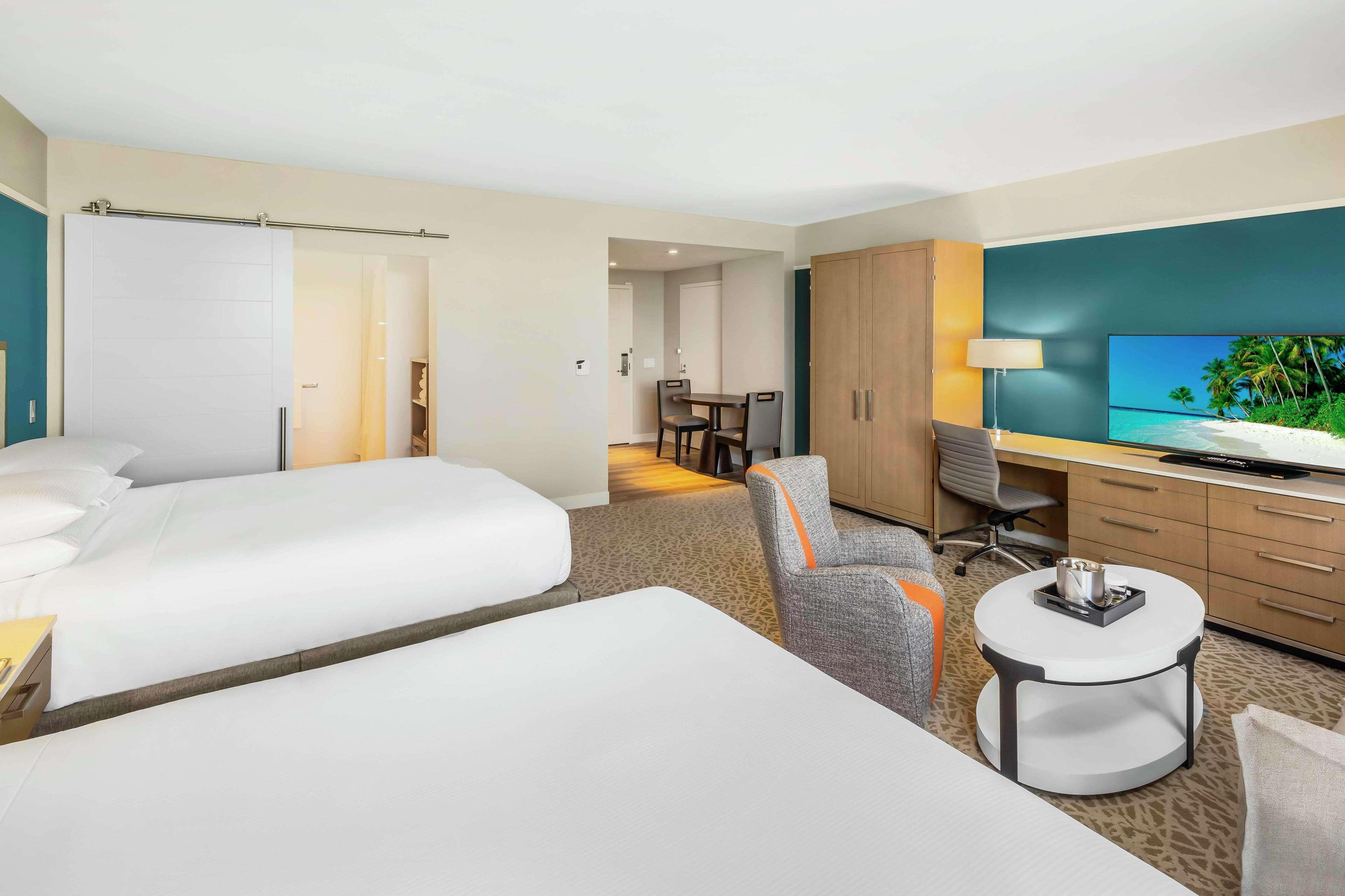 JUNIOR SUITE, 2 QUEEN BEDS, ACCESSIBLE