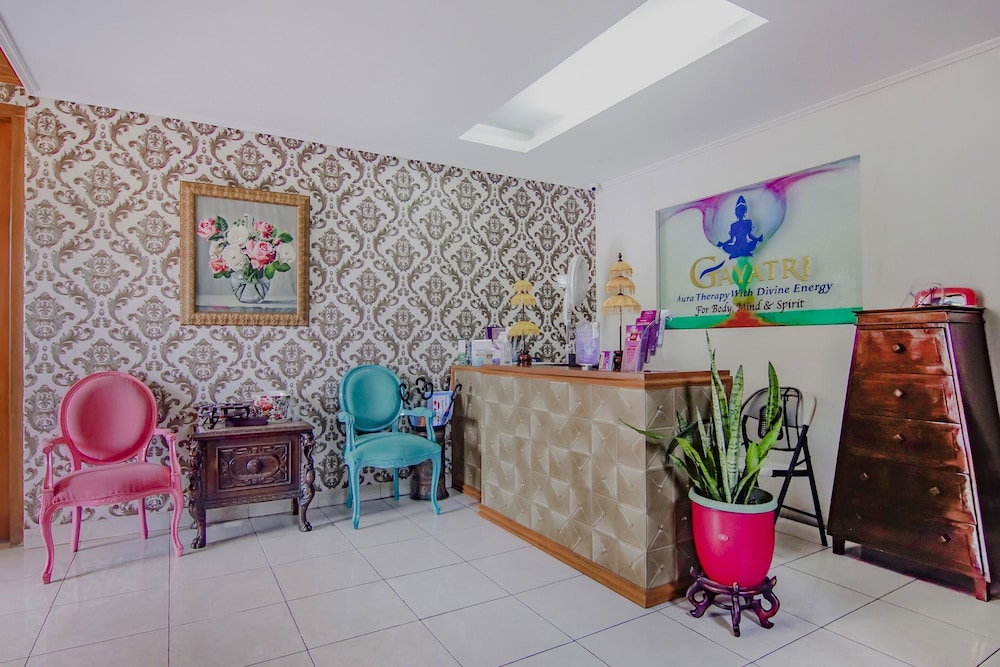 OYO 90094 Gayatri Residence 10/30